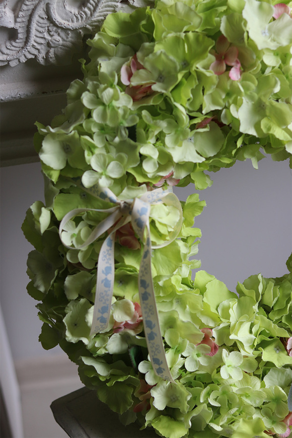 Pistacio, wianek z zielonych hortensji na drzwi