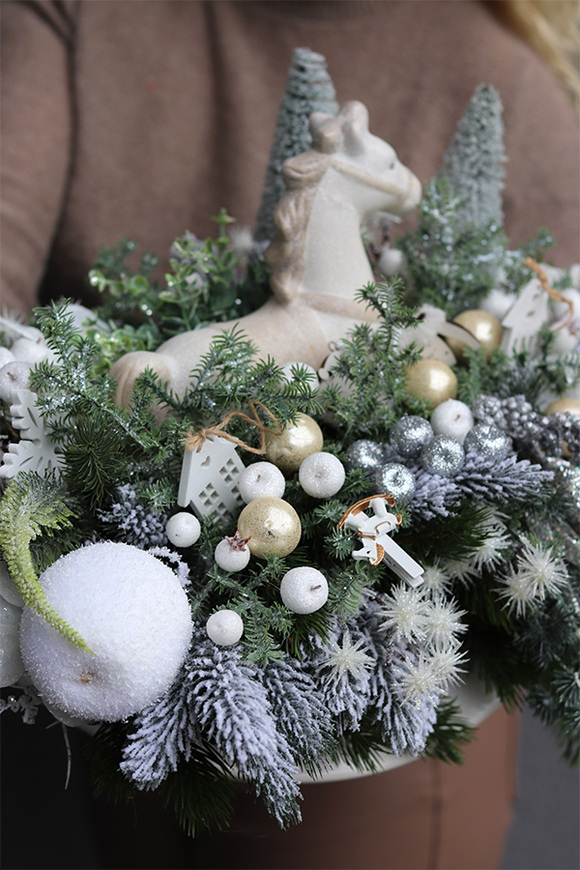 Konik na Biegunach, świąteczny stroik na tacy