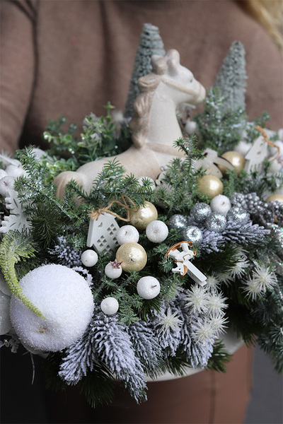 Konik na Biegunach, świąteczny stroik na tacy