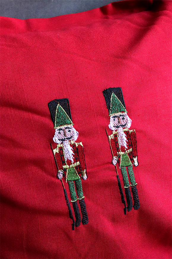 Xmas Nutcrackers, świąteczna poduszka, czerwona