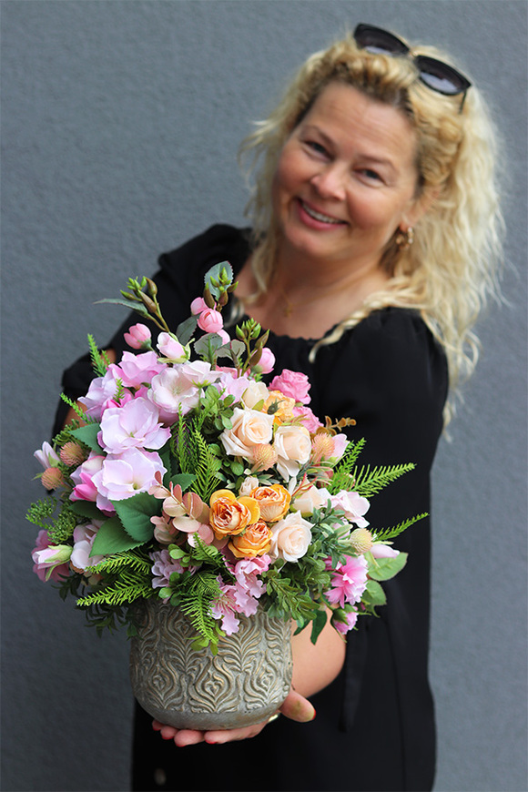 Gerie, kompozycja kwiatowa w złotej donicy