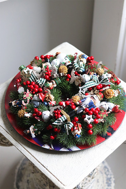 Dziadki do Orzechów, świąteczny stroik z zabaweczkami, śr.30cm 