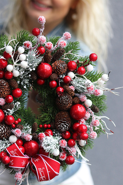 Red Xmas Frost, świąteczny wianek z owocami