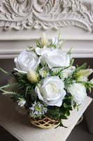 Siluetta, kompozycja kwiatowa w złotym naczyniu