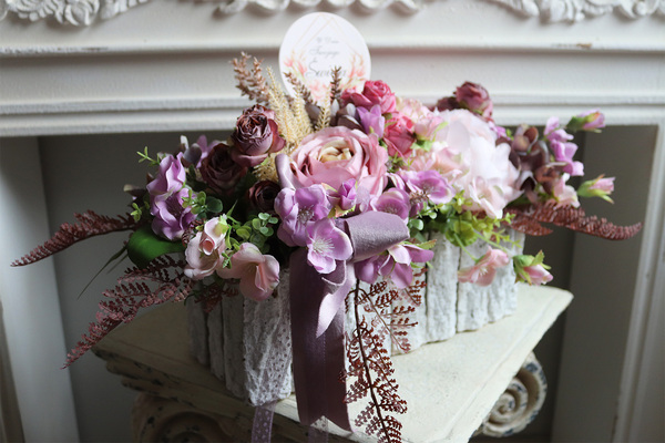 Meggy Flowers, kompozycja kwiatowa w skrzynce