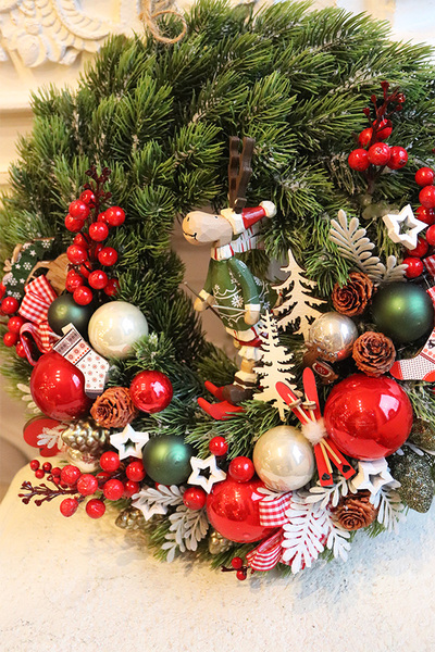 Reindeer Ski, świąteczny wianek z reniferem