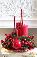 Karminowe Święta, adwentowy stroik ze świecami na talerzu