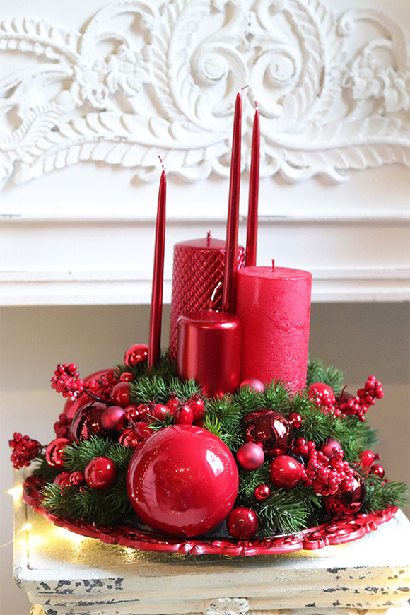 Karminowe Święta, adwentowy stroik ze świecami na talerzu