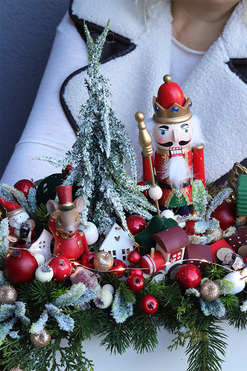 Dzieci Zimą, stroik świąteczny LED z dziadkiem, wym.47x57x34cm 