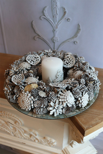 Mroźne Szyszki, stroik ze świecą na talerzu