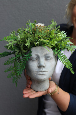 Tamara Head, kompozycja sukulenty w głowie, wys.24x32cm