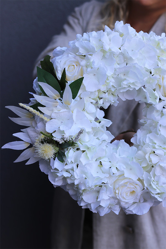 Bilano, biały wieniec nagrobny z hortensjami