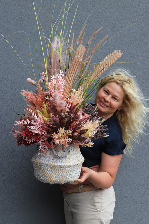 Parise, sztuczna trawa w koszu z ziołami