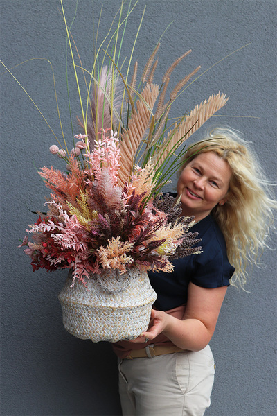 Parise, sztuczna trawa w koszu z ziołami