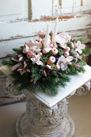 Pudrowe Święta, bożonarodzeniowy stroik ze świecami, wym.32x45cm 