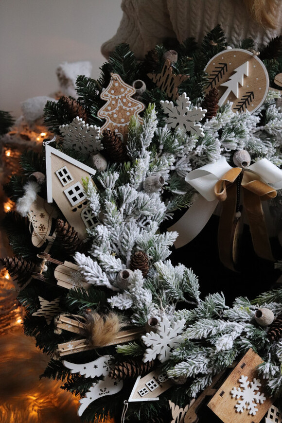 Mroźna Wioska, świąteczny wianek na drzwi