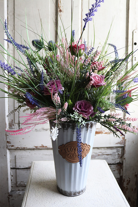 Filista Garden, kompozycja z różami i lawendą w metalowym wazonie, wys.68cm