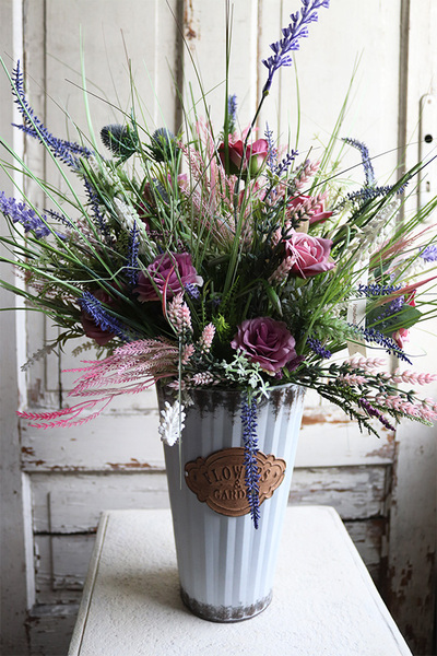 Filista Garden, kompozycja z różami i lawendą w metalowym wazonie, wys.68cm