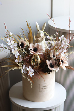 OD RĘKI Chamberlain, flowerbox welurowy z zającem, wys.54cm