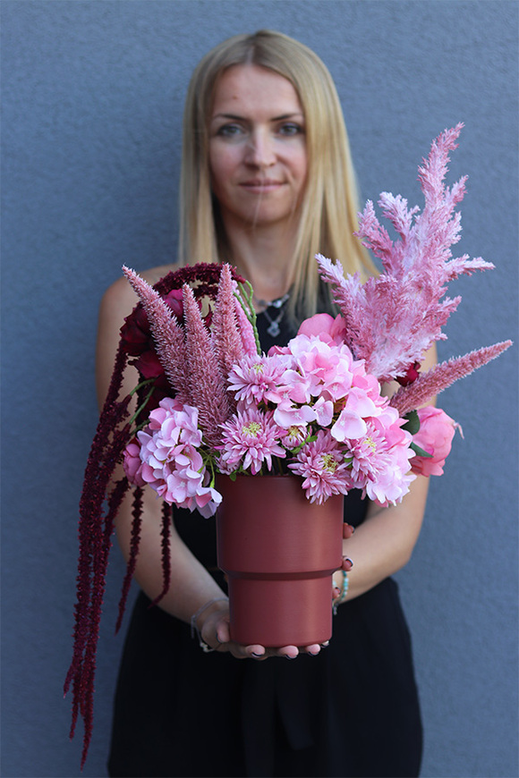  Sweet Trend, kompozycja kwiatowa w malinowym wazonie, wys.48cm