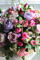 Pranella Lux, kompozycja kwiatowa w złotym naczyniu