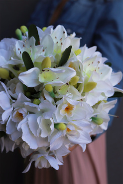 Narcyzy, bukiet białych kwiatów w szklanym wazonie, wys.32cm