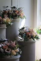 Novotel Beige, kompozycja kwiatowa w naczyniu