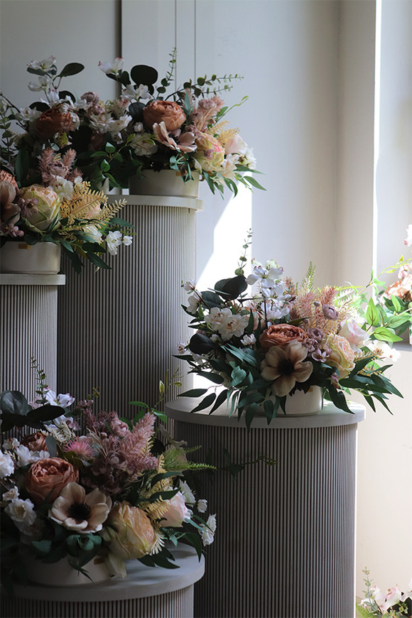 Novotel Beige, kompozycja kwiatowa w naczyniu