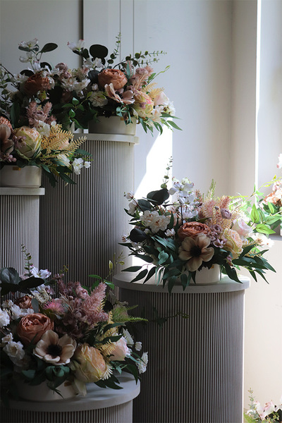 Novotel Beige, kompozycja kwiatowa w naczyniu