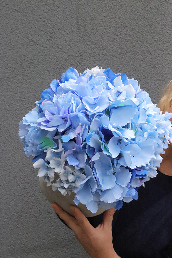 Blue Hydrangeas, szary flowerbox z kwiatami