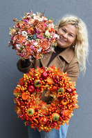 Morelita, jesienny wianek z pomarańczowymi różami