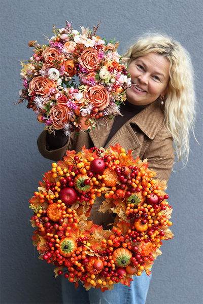 Morelita, jesienny wianek z pomarańczowymi różami