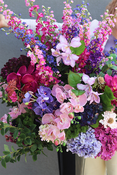 Bellrose, wielki dekoracyjny bukiet w wazonie