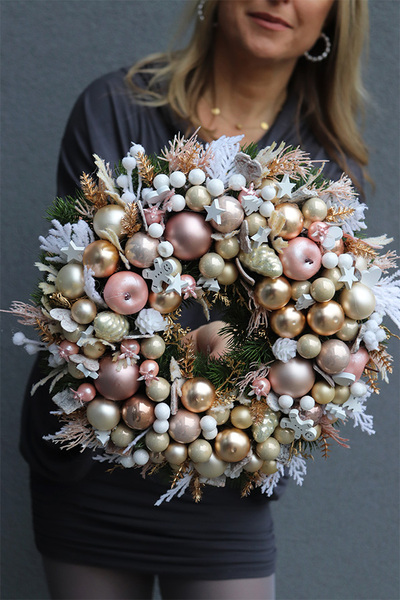 Xmas Pink, świąteczny wianek na drzwi