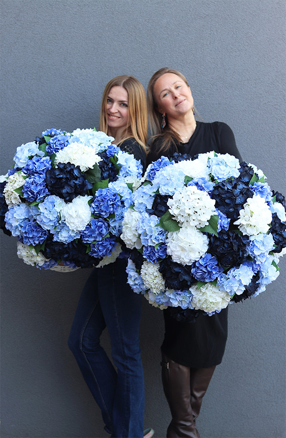 Karenao Hortensje Blue, kosz z hortensjami