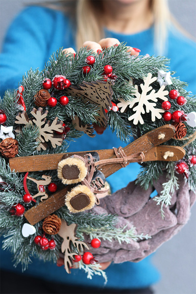 Velvetove Narty, asymetryczny zimowy wianek