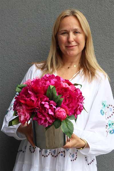 Figaro Piwonie Silver, kompozycja kwiatowa w lustrzanym wazonie