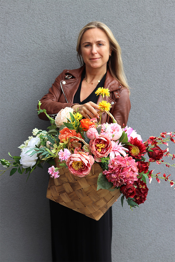 Tęcza Beauty, dekoracja w koszu z plecionego drewna