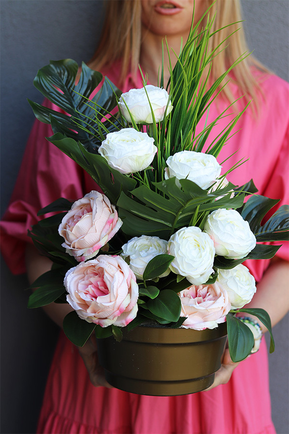 Róża Pustyni, kompozycja nagrobna w misie