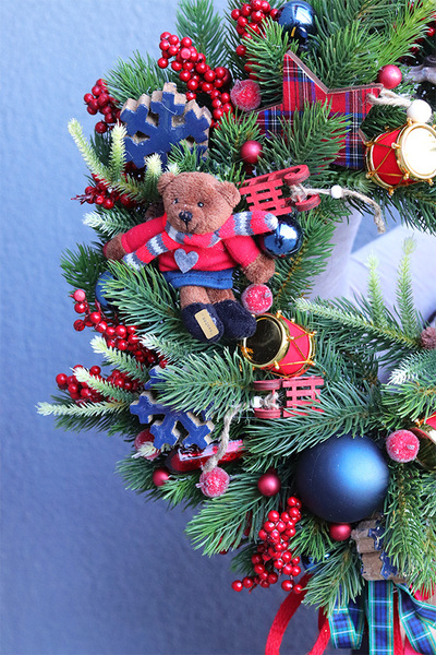 Święta u Misiów, świąteczny wianek na drzwi