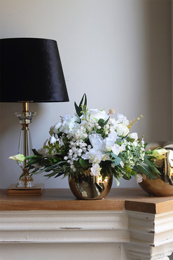 Bella Bianco Small, kompozycja kwiatowa w złotym naczyniu, wys.22x39cm