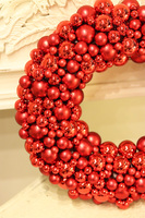 Pandora Red, świąteczny wianek ze szklanych bombek na drzwi