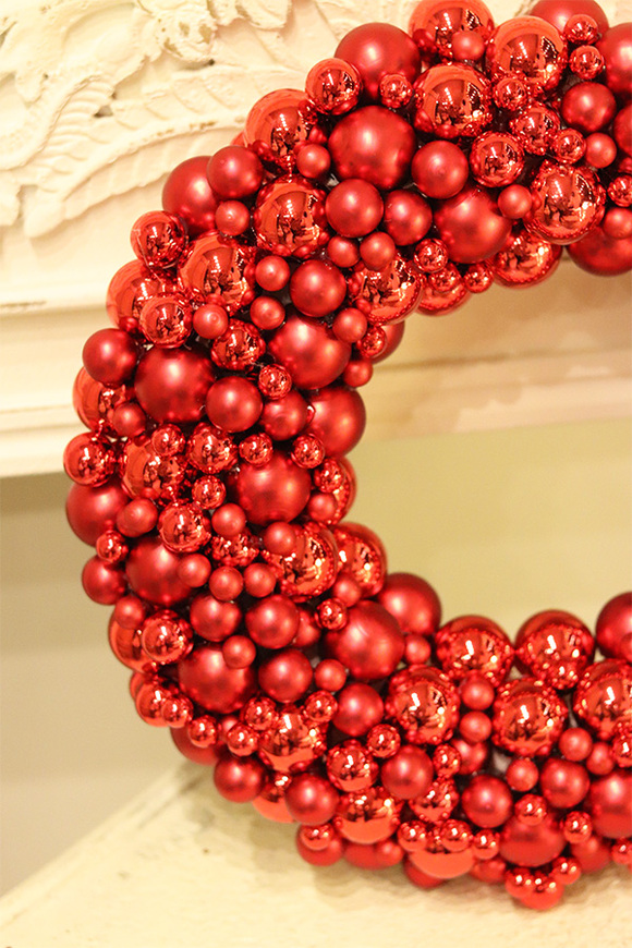 Pandora Red, świąteczny wianek ze szklanych bombek na drzwi