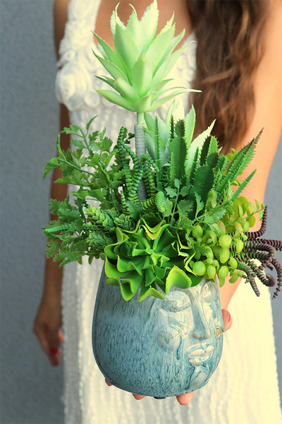 Kredina Twarzova, kompozycja Sukulenty w donicy z twarzą, wys.39cm