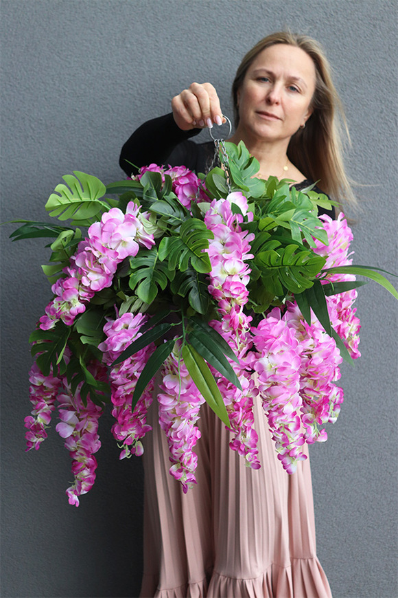 Selia Wisteria, kwiatowa kompozycja w wiszącej metalowej donicy