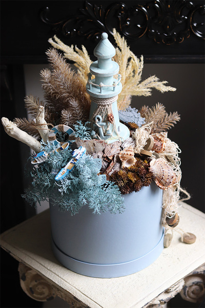 Morskie Opowieści, flowerbox marynistyczny z latarnią morską	