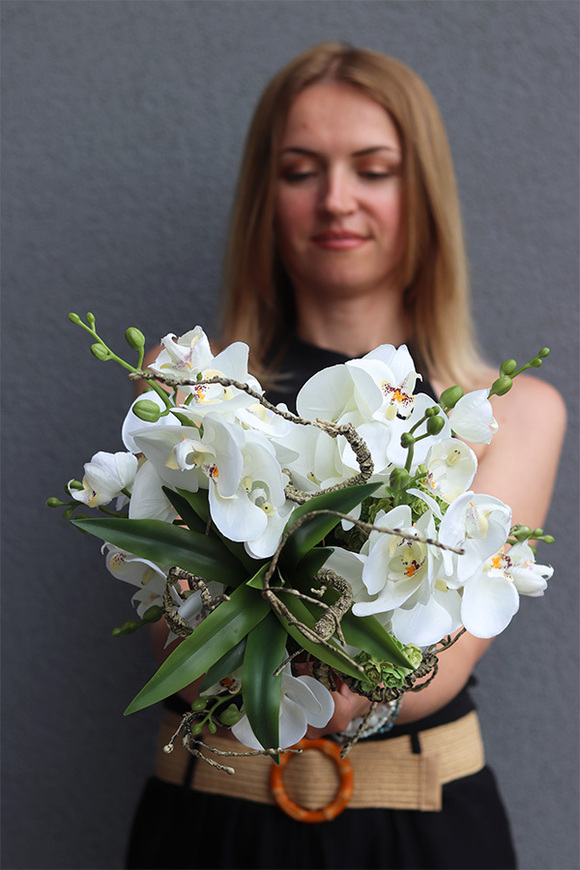 Dekoria Orchideana, kompozycja z orchideą w pucharze