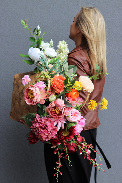 Tęcza Beauty, dekoracja w koszu z plecionego drewna