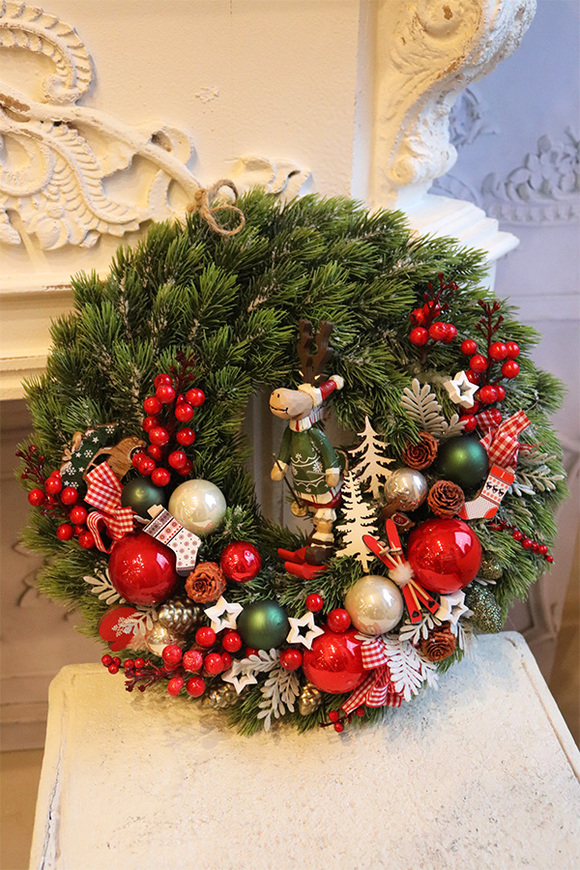 Reindeer Ski, świąteczny wianek z reniferem