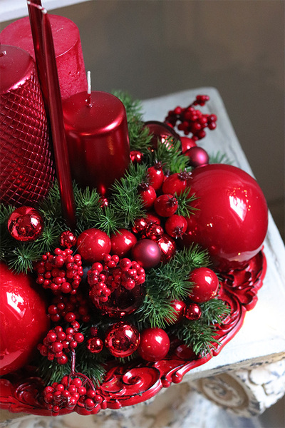 Karminowe Święta, adwentowy stroik ze świecami na talerzu